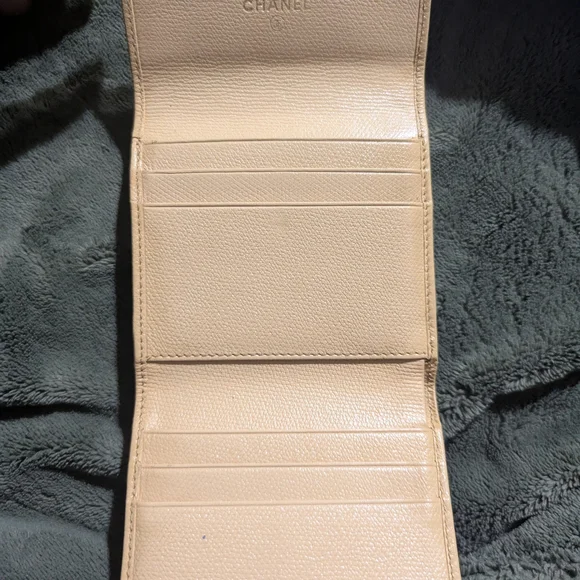 SALE CHANEL AUTHENTIC Cream Leather Compact Wallet with CC Logo Very Beautiful! - Picture 5 of 14